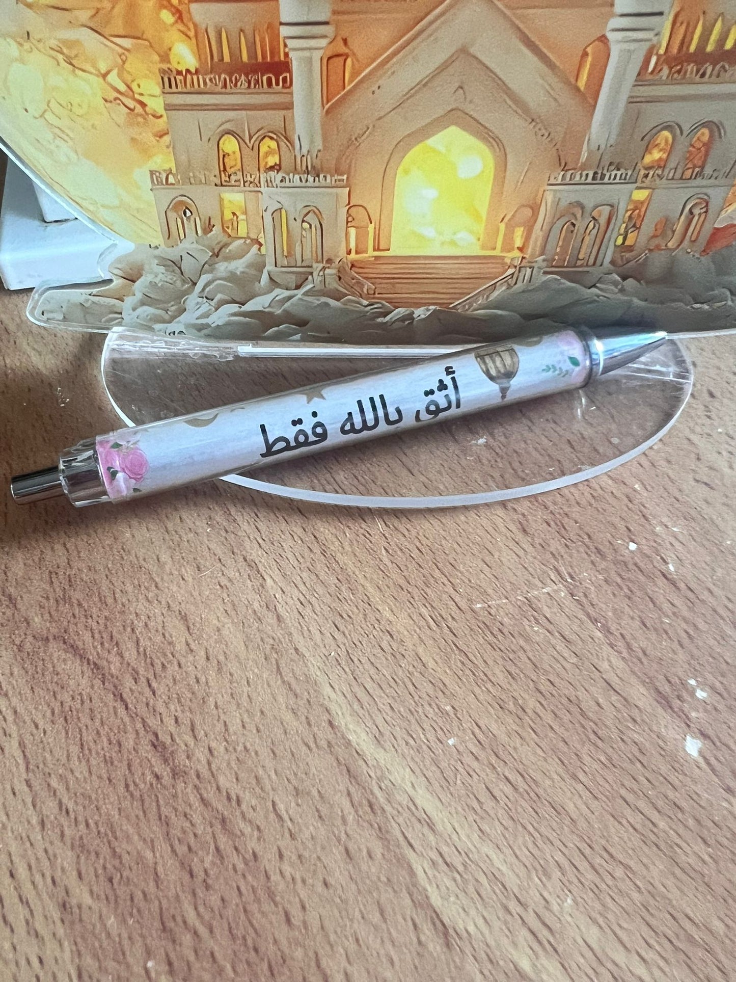 Rollpen mit arabischer und englischer Schrift